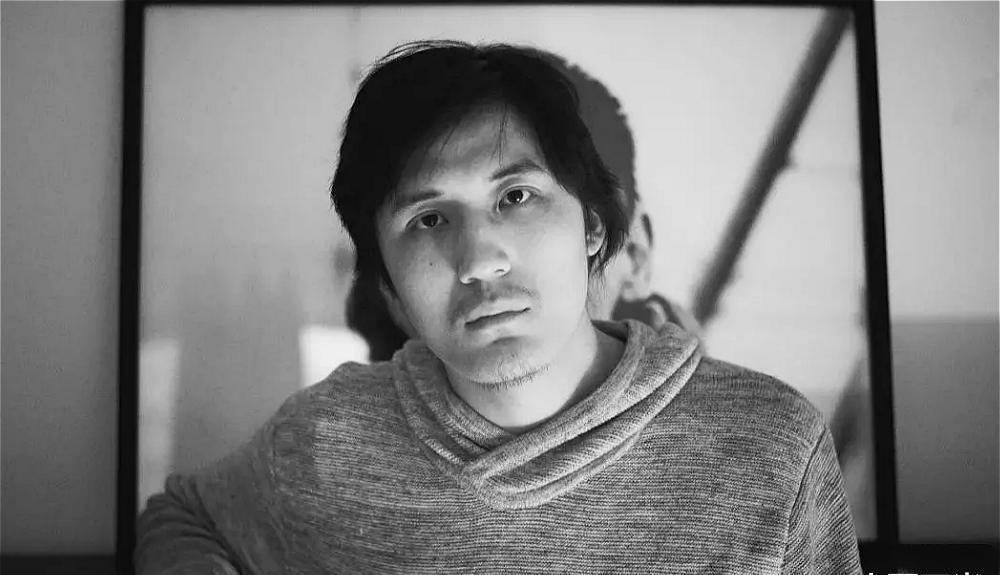 2017年,29岁导演一根白绳吊死楼梯间,网友:他是活活被逼死的_胡波_王