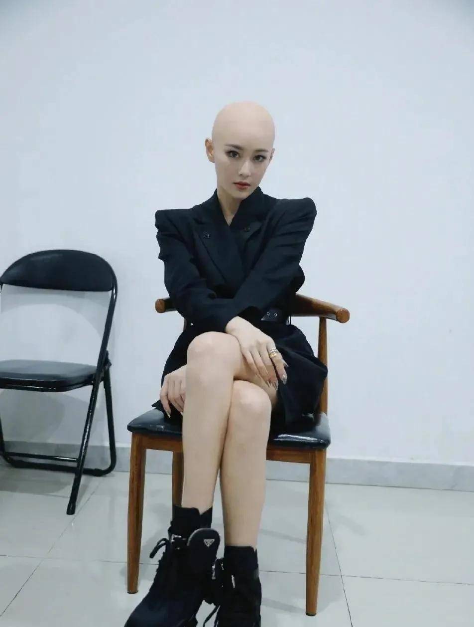 张馨予光头形象被嘲不敬业,光头形象能否成为检测演员敬业的标准_化妆