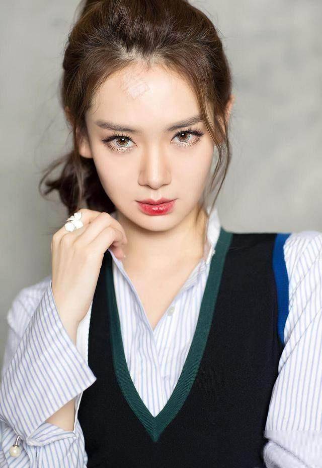 戚薇晒美照,网友都在关心她的额头,其实她的眼睛才是亮点_漂亮_照片