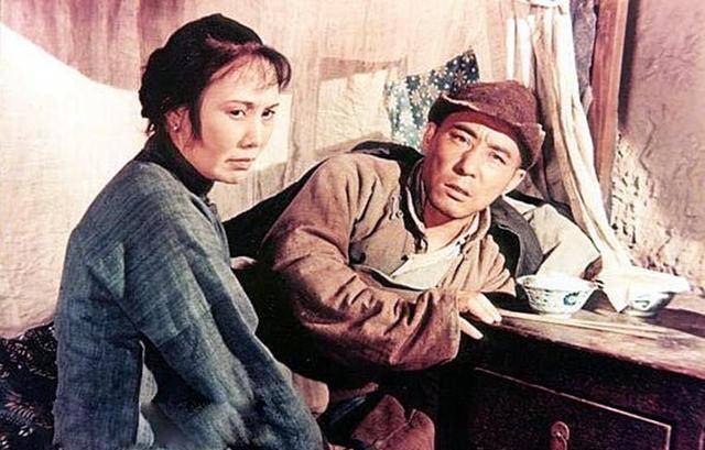 电影中,白杨饰演祥林嫂,魏鹤龄饰演再嫁后的丈夫贺老六,李景波饰演鲁