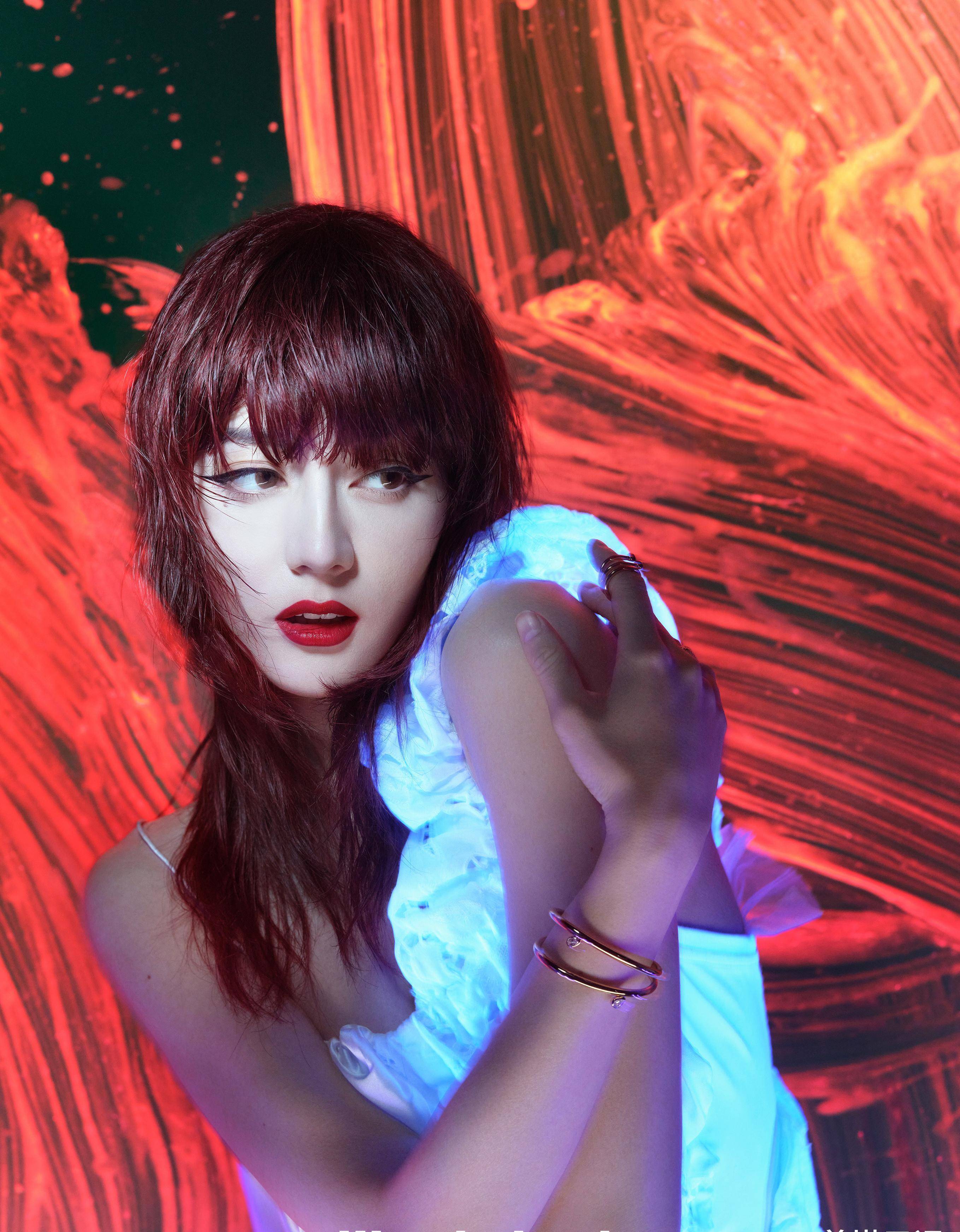 迪丽热巴最新时尚大片,妩媚时尚&冷傲帅气两面风格,极致绮丽梦幻_展现