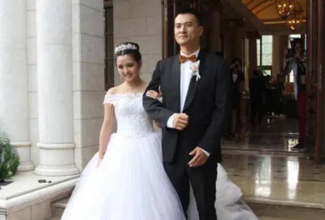 超女何洁出道15年,将一手好牌打成了一部婚姻狗血剧!