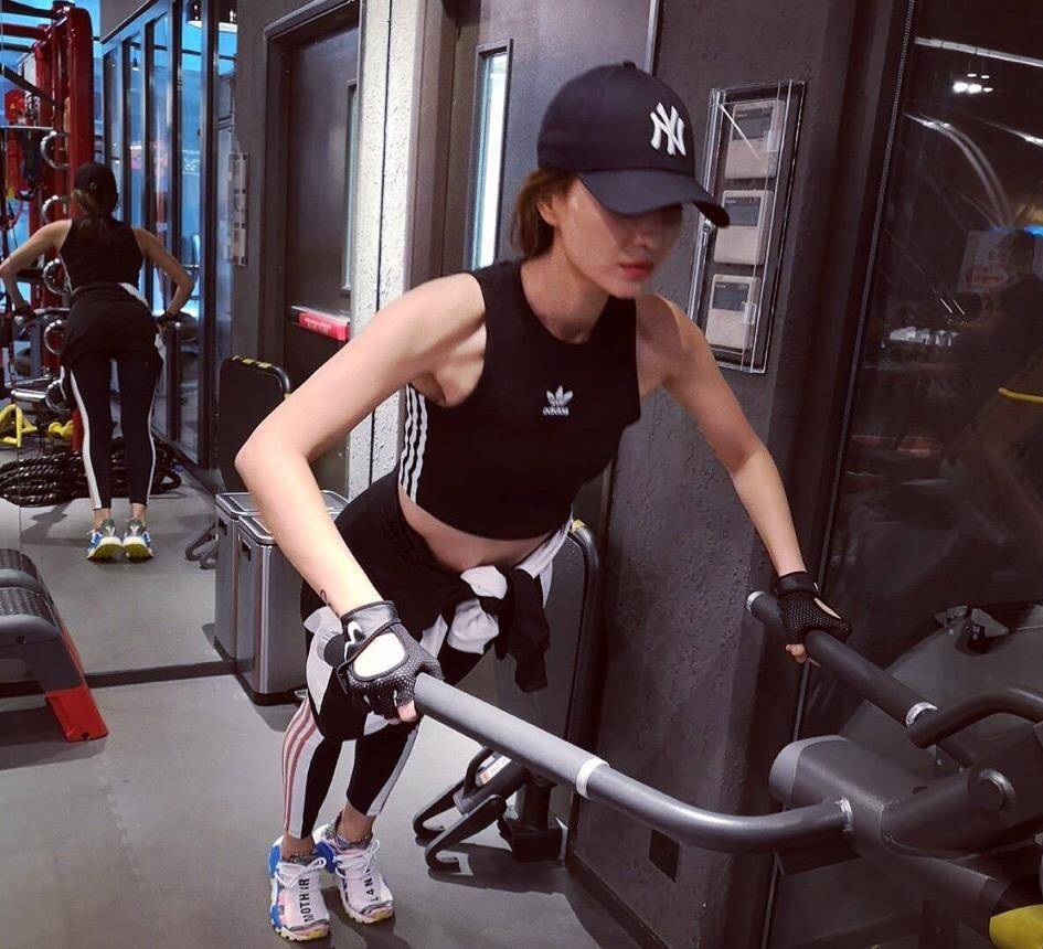 辣妈郑希怡晒清凉时尚照,大秀长腿小蛮腰,粉丝喊话把衣服穿上_健身