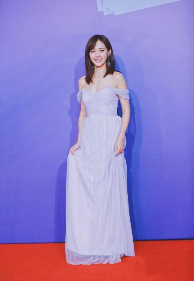 陈意涵不愧是硬核辣妈,一袭水蓝纱裙宛如仙子,哪像37岁刚生过娃_少女