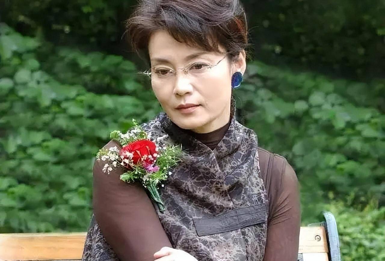 国家一级演员,毕业于上海戏剧学院,是首位登上《时代周刊》的华人艺人