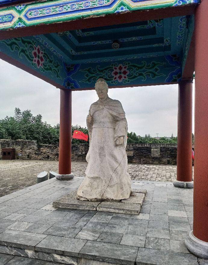 襄阳城上的白雕像到底是谁?
