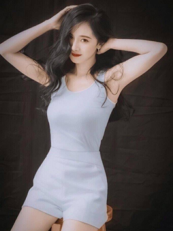 杨幂穿"老汉背心"拍大片,被指拍照动作"不优雅",引发争议_写真_网友