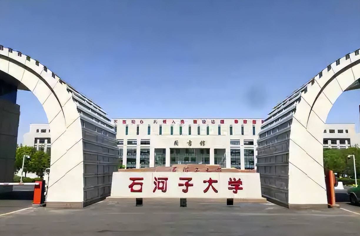 在大学期间,品学兼优的她就入党了,获得了经济管理专业学士学位.