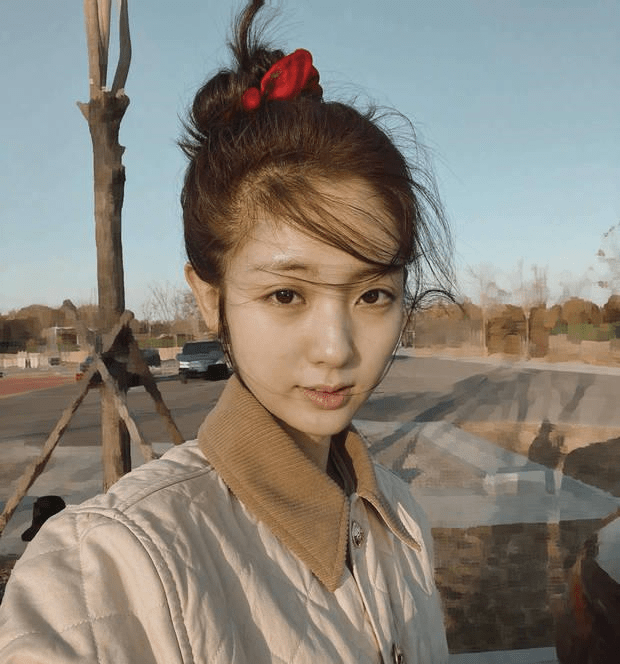 邢菲晒素颜自拍皮肤抗打 高扎丸子头清纯动人_长发_自然_个人