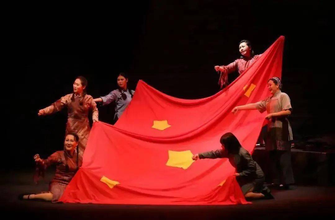 在狱中绣制出想象中的五星红旗,共同期盼重庆解放的那一天