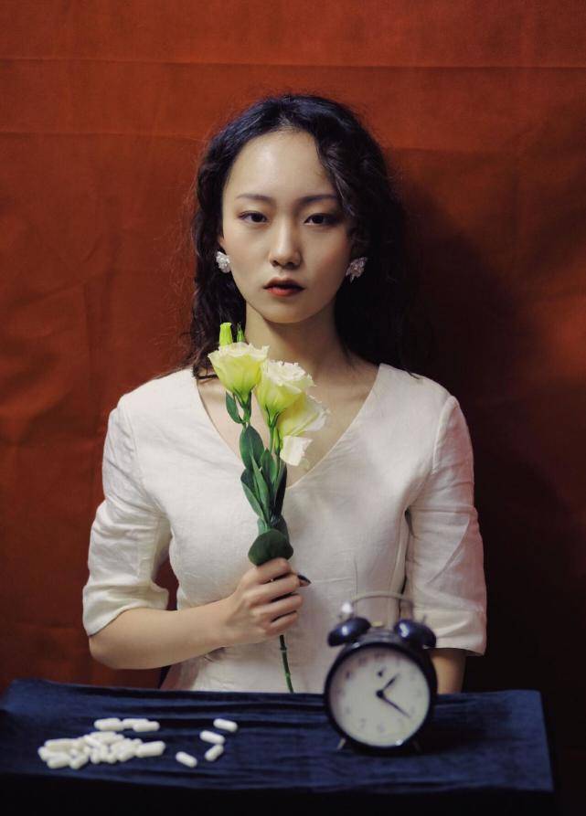 疯产姐妹邵雨轩,和视频中"沙雕"的样子截然不同,高冷有气质_衣服_显得
