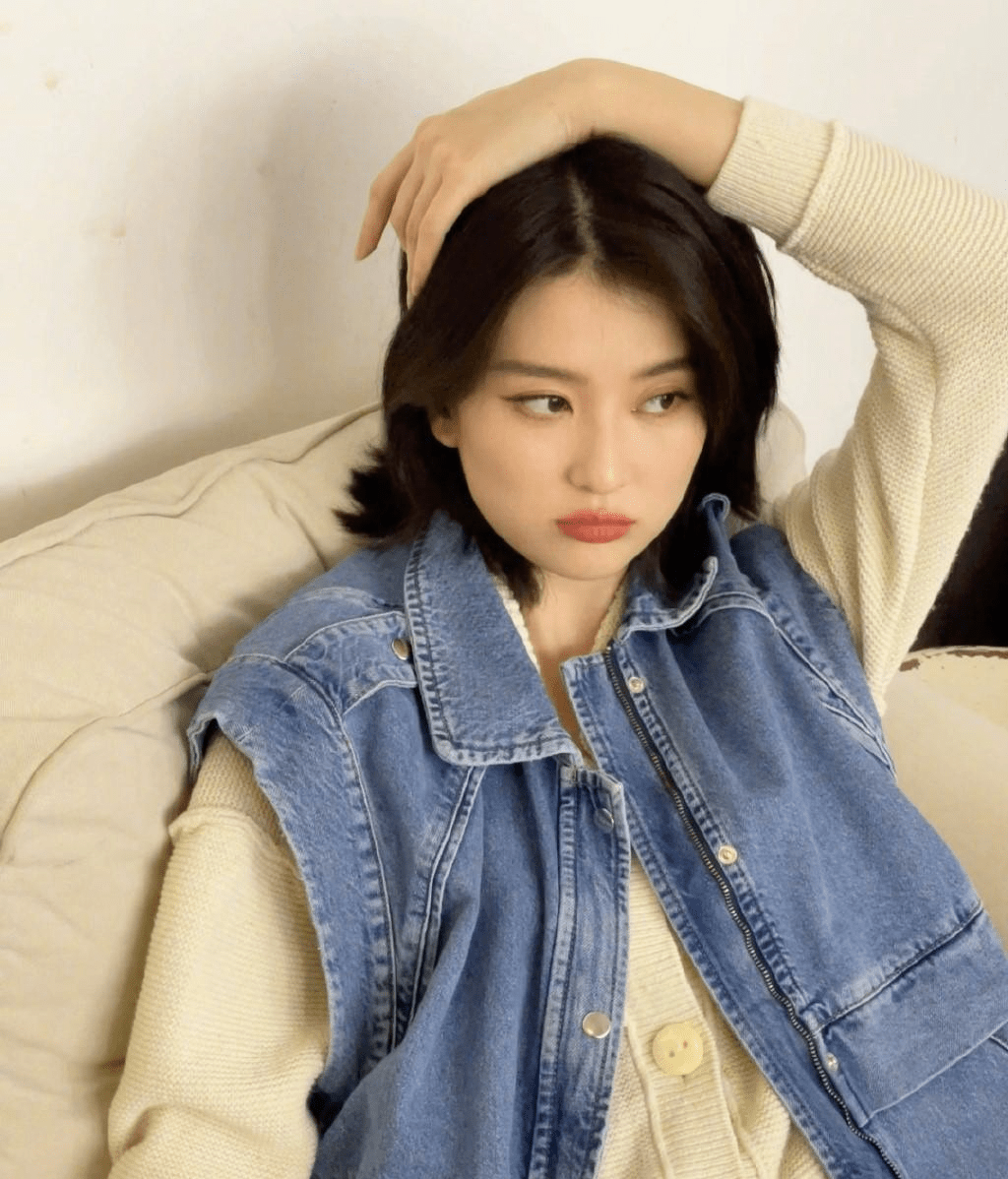 乔欣米白色卫衣 牛仔马甲造型,元气又减龄,氛围感十足_时尚_风格