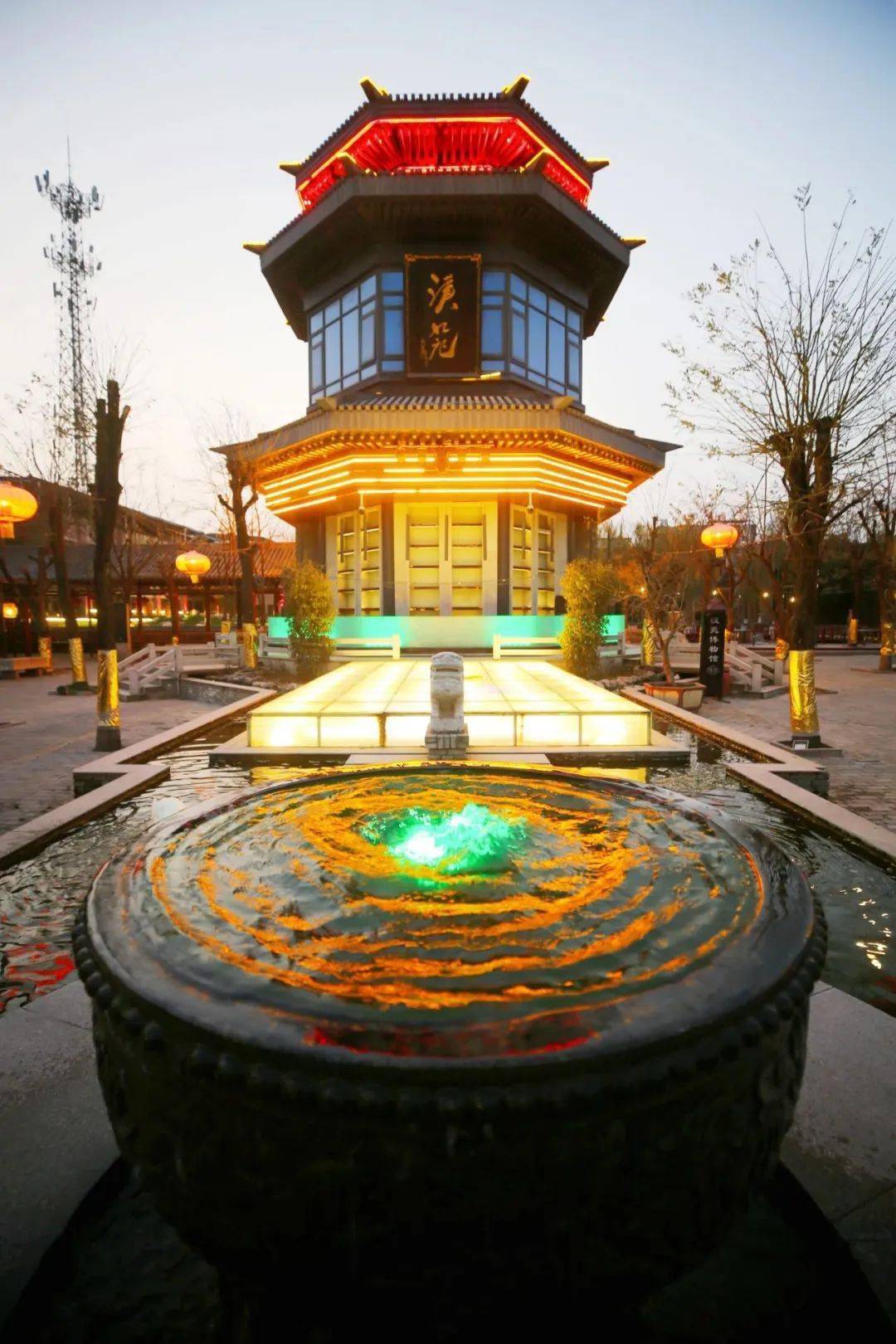 主营陕西官府菜的西安大唐博相府文化艺术酒店就坐落在大雁塔旁