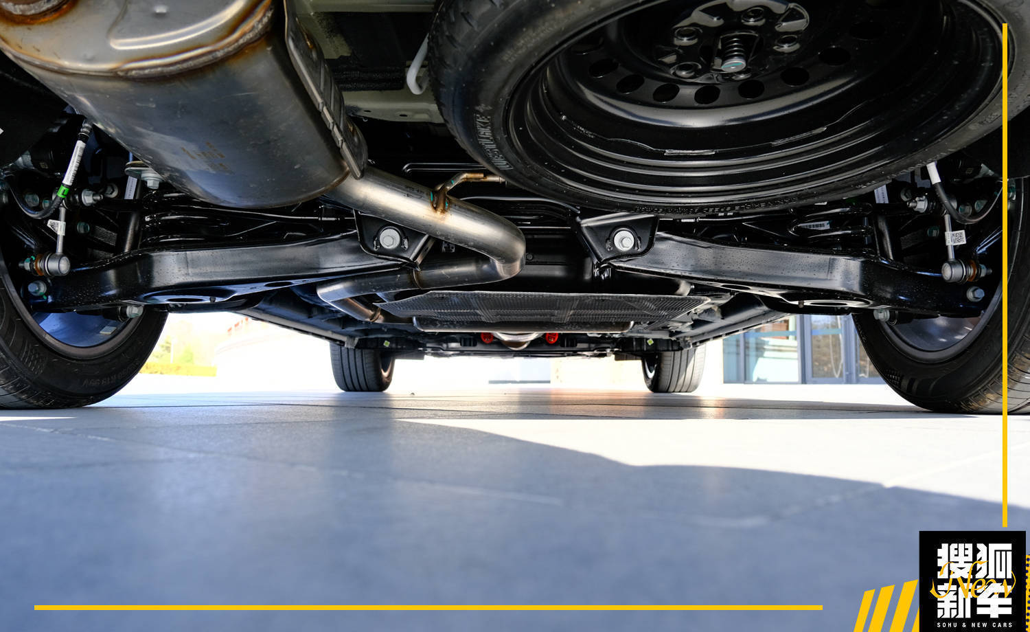 另外在底盘方面,吉利豪越l采用的是"前麦弗逊 后多连杆"组合的四轮