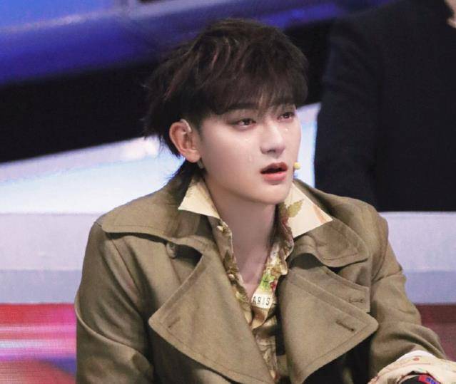 黄子韬谈爸爸离世崩溃大哭,镜头划过王一博:人品好坏一目了然_父亲