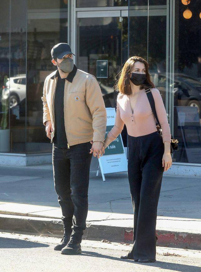 33岁邦女郎安娜急于秀新男友,拉下对方口罩索吻,挑衅前任大本?