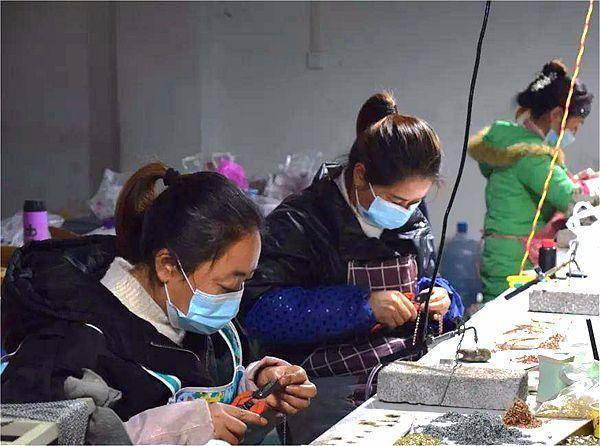 贵州纳雍:村里建起加工厂 家门口就业增收_饰品_群众_车间
