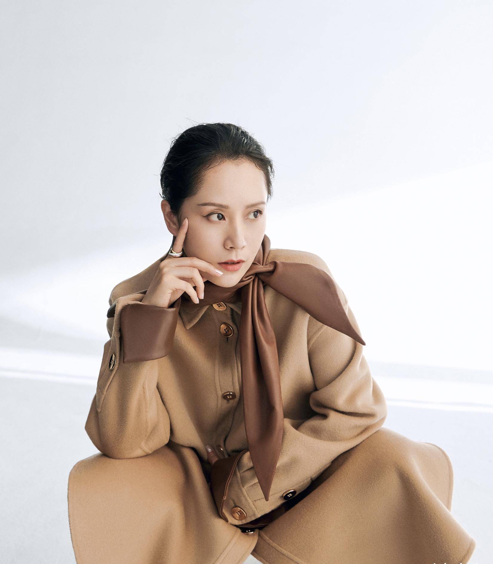 海清展现粉美春装,宽松随意大气知性,中年女性自信无敌_套装_颜色