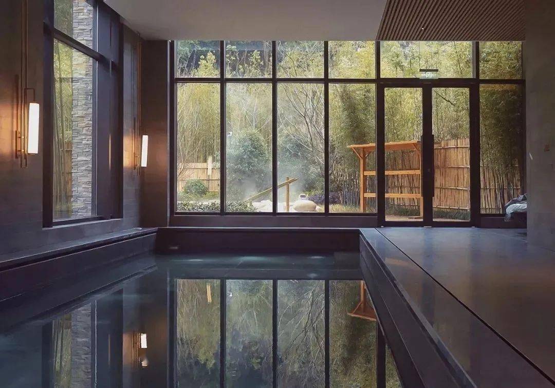 酒店户外汤池名为"极乐汤",借用日式汤池设计风格.