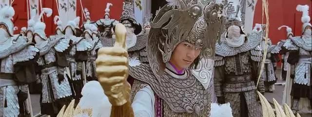 还记得无欢所持的"金手指"么,就陈凯歌自己所说,这个兵器表"千夫所指"
