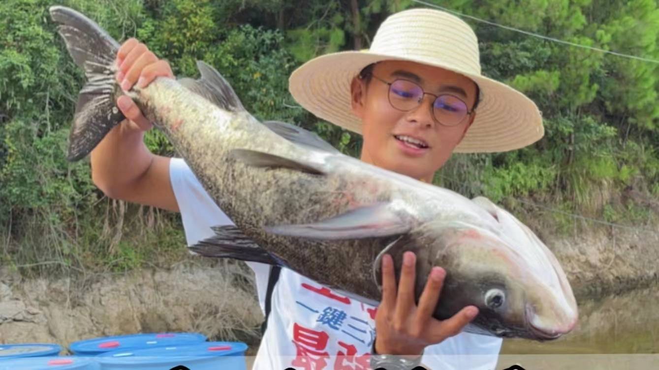 湖南19岁大学生拍下乡村生活收获百万粉丝:有村民向他"求学"_鲁伟