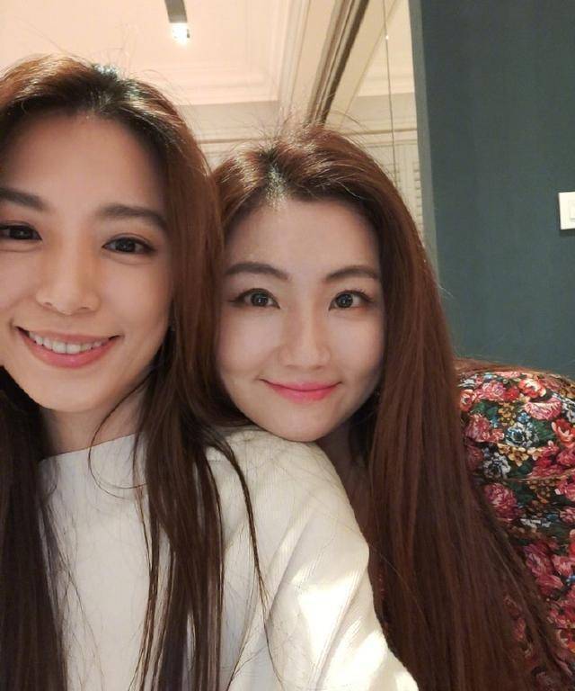 she时隔一年再次合体,晒出美照,网友:我的青春又回来了_selina_ella