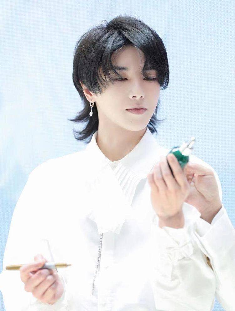 华晨宇否认还有一个孩子后,谈生活近况,张碧晨晒照表白戒指抢镜_工作