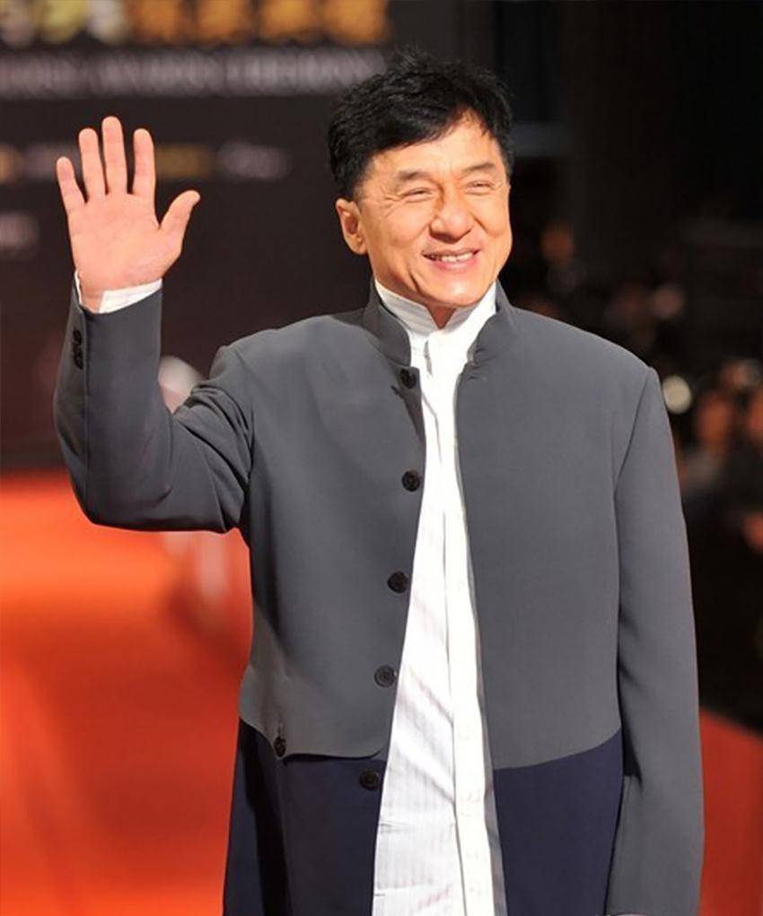 67岁成龙满脸皱纹戴花镜,穿唐装亮相,气质证明"精忠"情怀_时尚_服饰