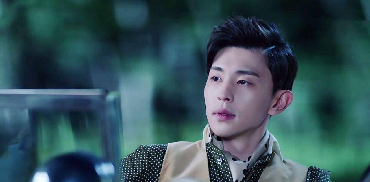 轩宇亭榭溺红尘——该句判词对应的是邓伦饰演的朗家养子朗月轩的命运