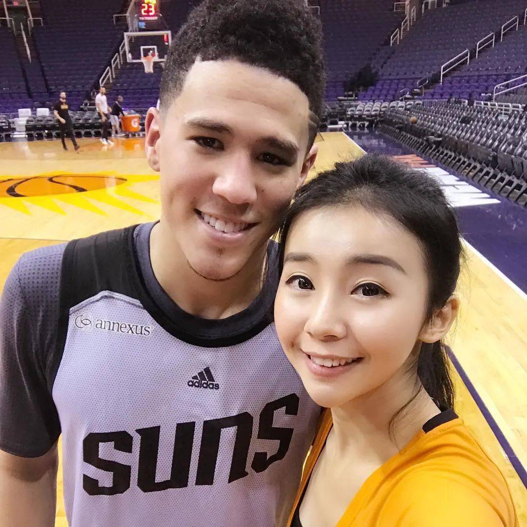 她是个老司机不知道兄弟们看她和曹芳抖音直播开车更是成为了央视n