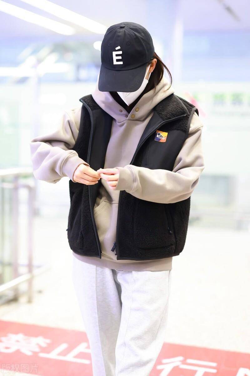 张小斐上海机场街拍,灰色卫衣配黑色摇粒绒马甲,简约随性且时髦_造型