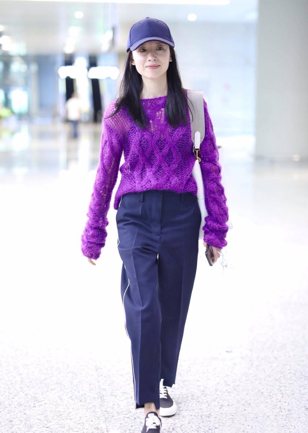 董洁现身机场,穿黄色卫衣配"蝴蝶"牛仔裤,减龄十足超有少女感_连衣裙