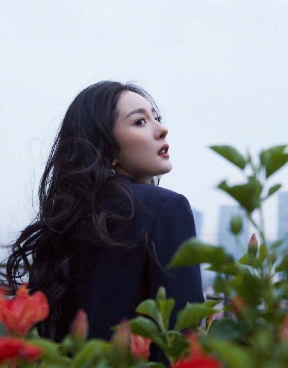 杨幂新戏预告公开,后空翻踢腿动作利落,眼神狠厉又帅又飒_作品_视频