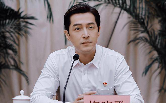 以前的他在电视剧里是家庭"煮夫",亦或是碎嘴油腻的中年男人,可如今穿