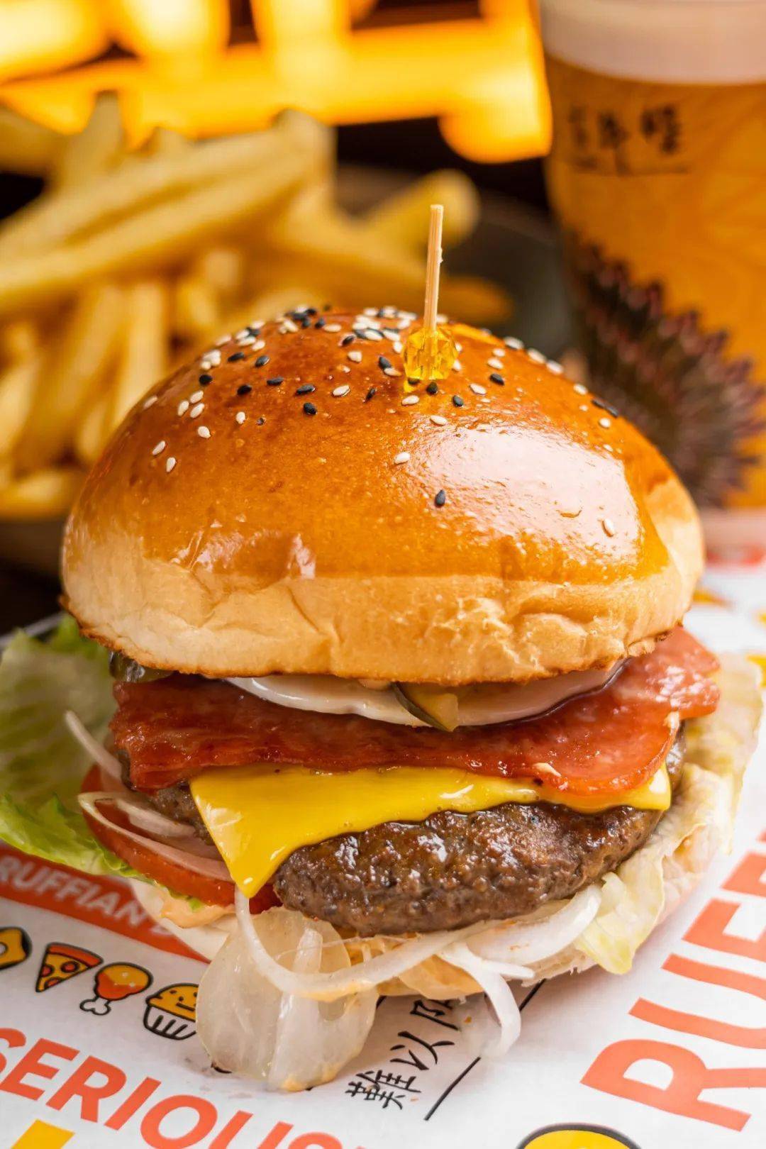 7层超厚料『美州纯手工牛肉汉堡』,一手握不住,一口爆汁!人均10 吃撑!