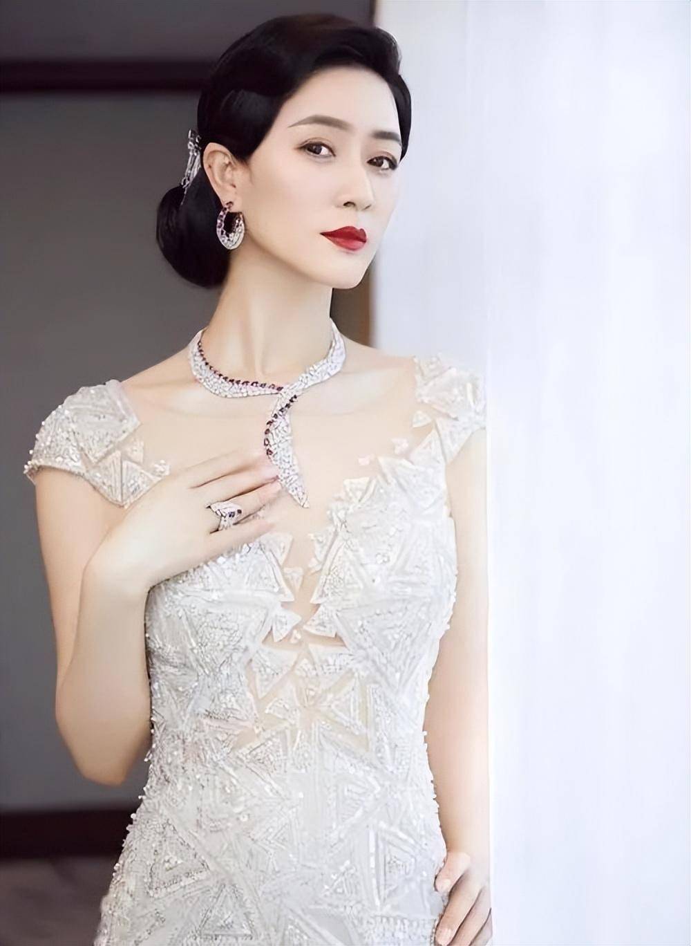 田海蓉才是"风韵犹存",穿礼服秀好身材,同框蒋雯丽演绎两种美_款式