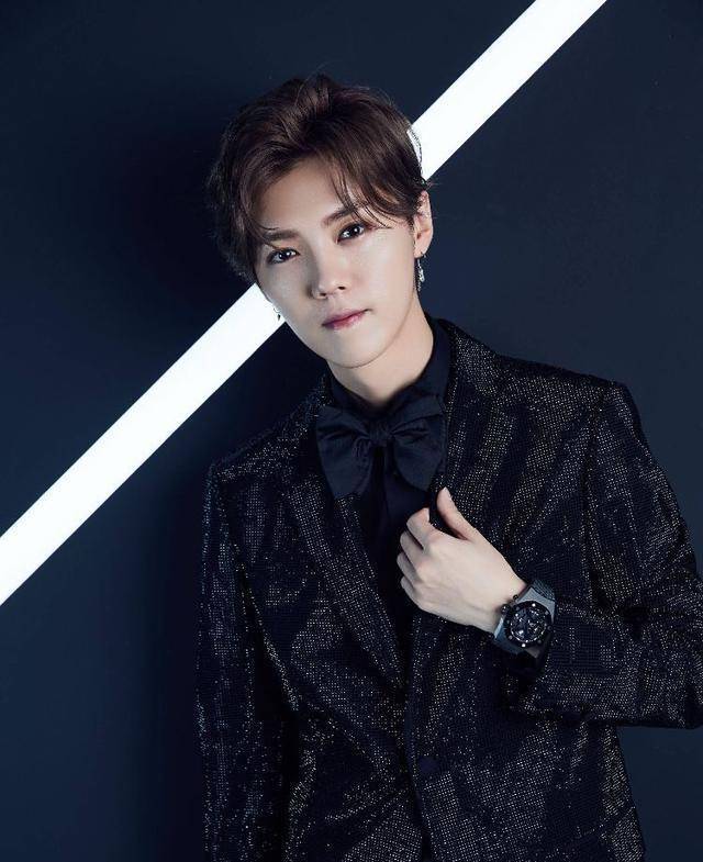 鹿晗在甜蜜暴击当中饰演的确实是家境不是那么优渥的人,相反,关晓彤就