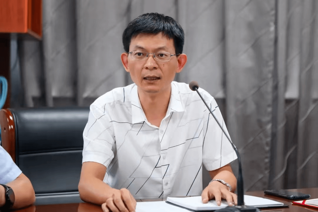 张强,中共党员,浙江省平湖中学高中英语正高级教师.