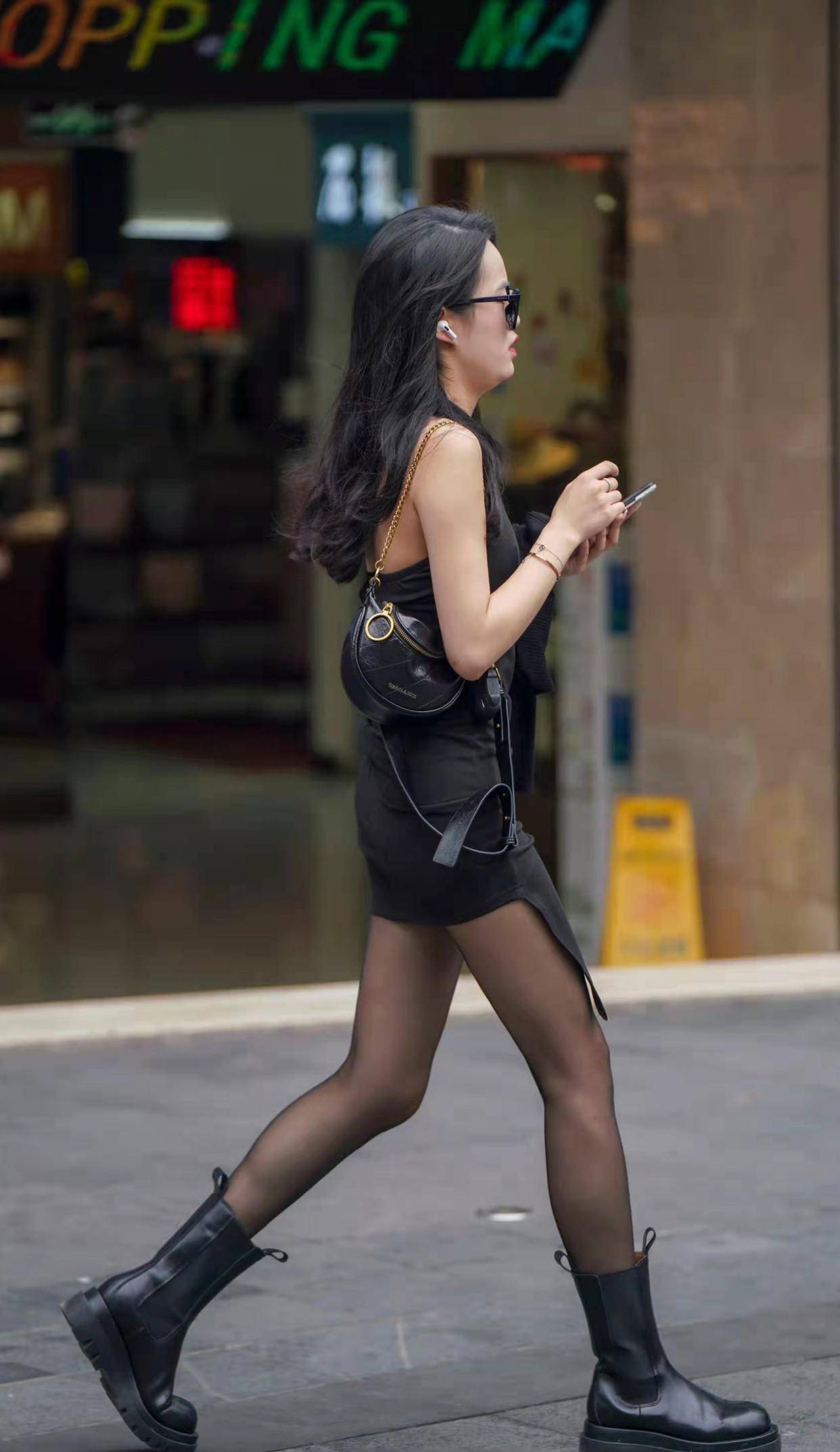 初冬时节穿连衣裙,搭配马丁靴和丝袜,时髦洋气显身材