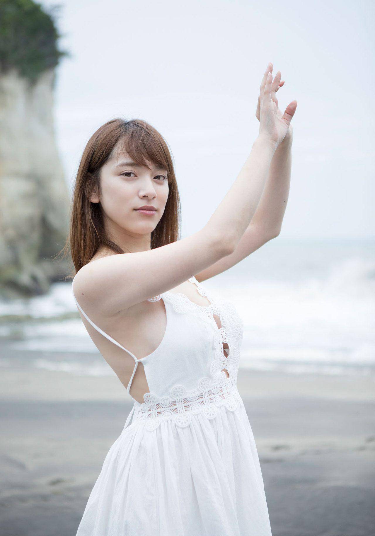 都丸纱也华,妹妹也是凹版写真模特,共同出镜登上杂志