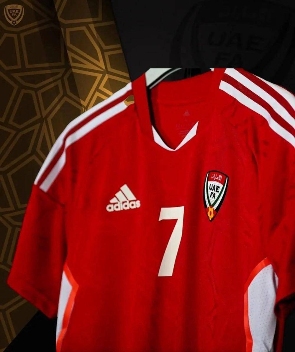 阿迪达斯发布阿联酋国家队2022/23年主客场球衣_白色_黑色_肩膀