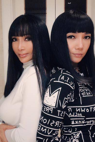 与此同时,张咪还晒出了自己和女儿李洛伊的最新合影4张!