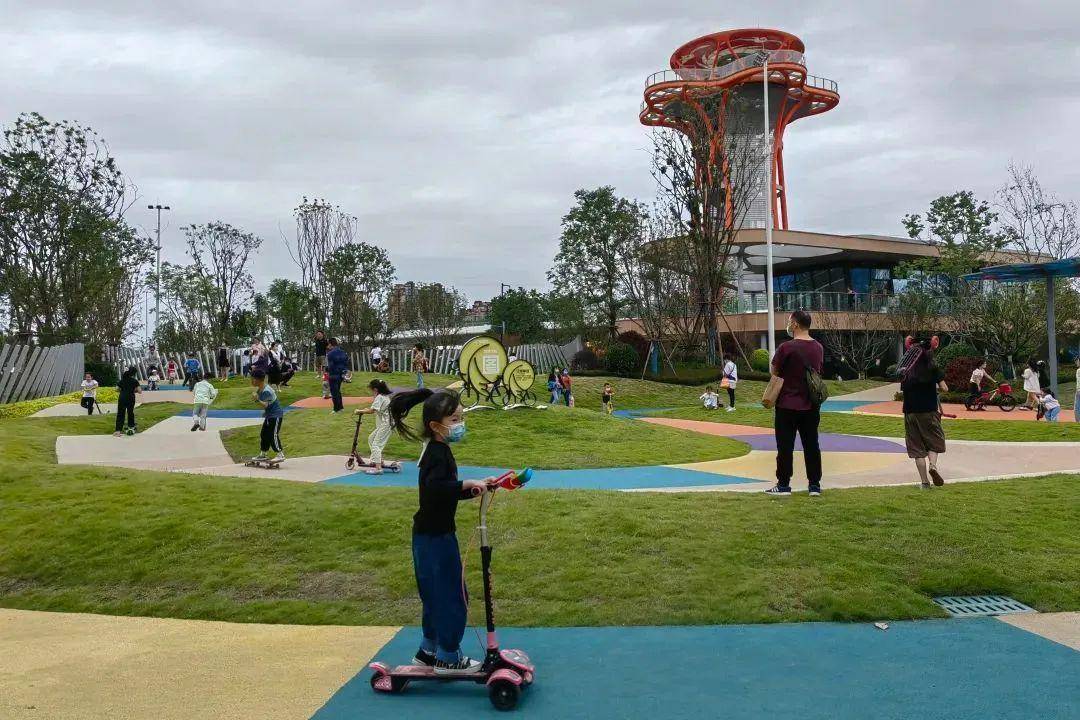 上新桥公园△金泉运动公园采购安排健身路径46条近380件器材打造
