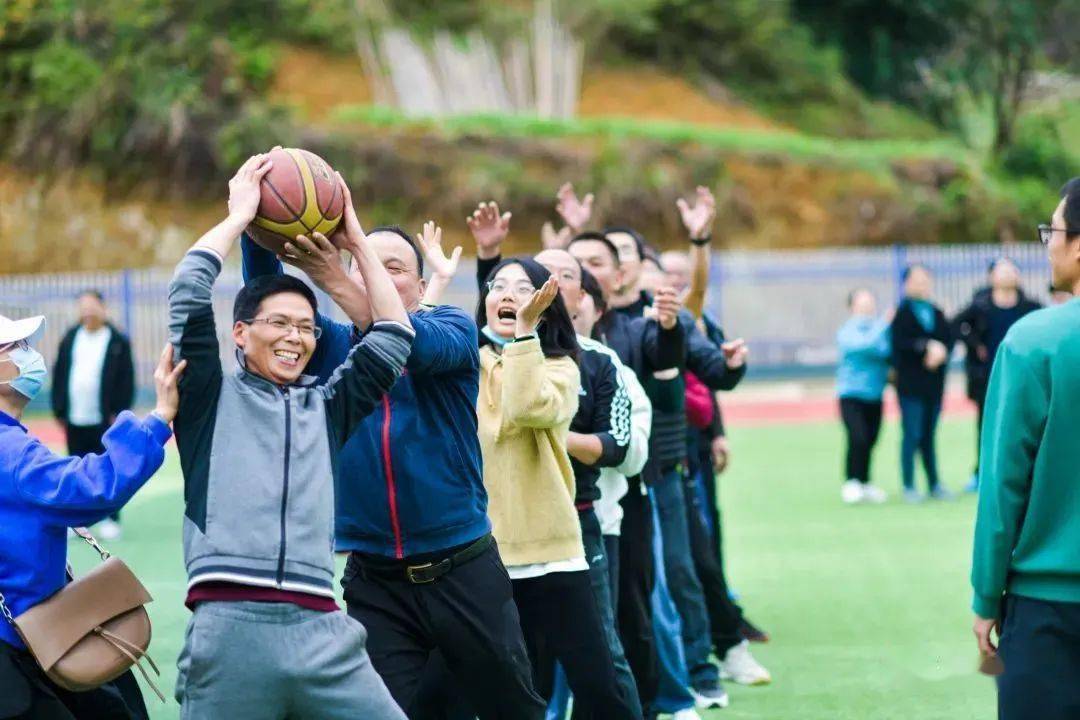 燃情冬日 趣享運動—大田六中舉行教職工趣味運動會_比賽_傳球_定點