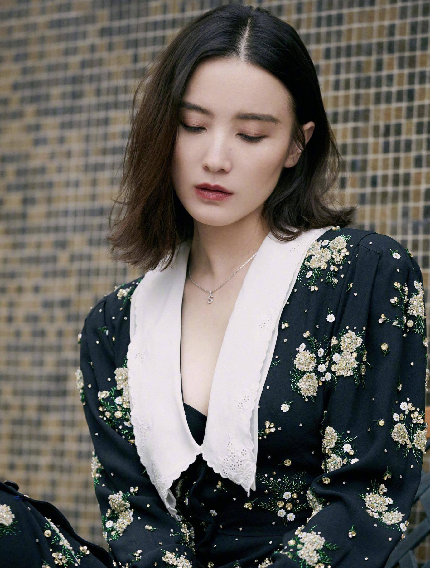 40岁宋佳真会穿,时尚裙时尚优雅,披件西装外套高级霸气_元素_黑色