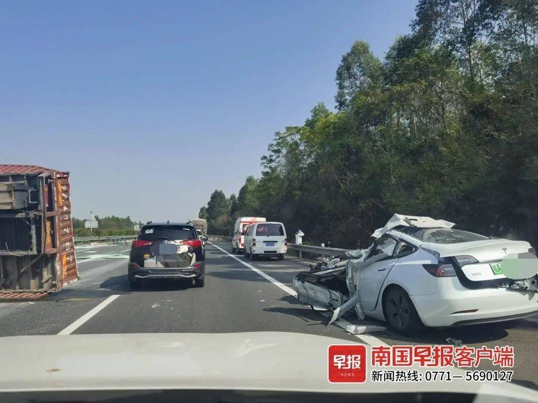 泉南高速发生一起追尾事故，造成1人抢救无效死亡特斯拉宾阳小车 8652