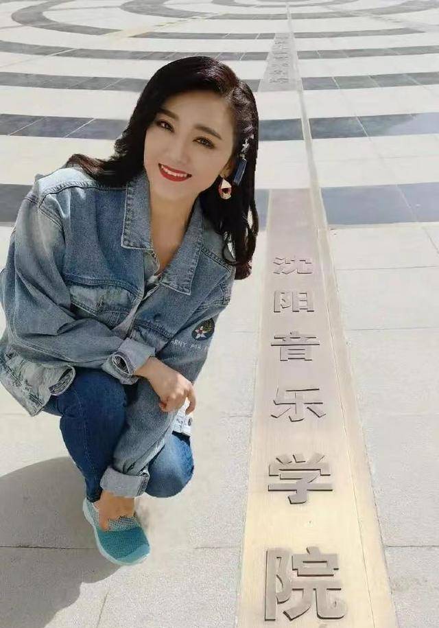 玖月奇迹"王小玮"真不显老,牛仔装打扮气质又靓丽,不像37的人_款式