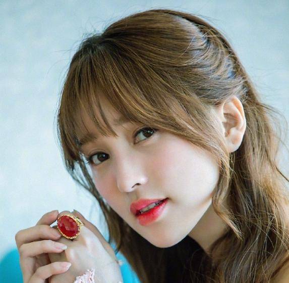 金莎现身公益活动现场,昔日清纯可人的"素素"却成了网红脸_胡歌