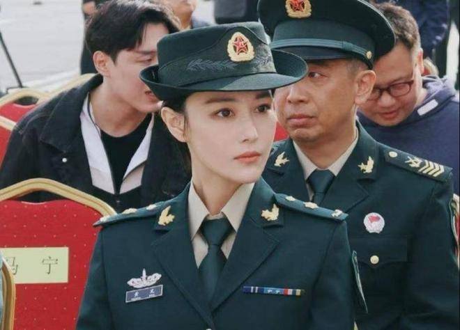 女星穿警服,李沁可爱,杨蓉版警察,看到张馨予:当之无愧的军嫂_杨颖
