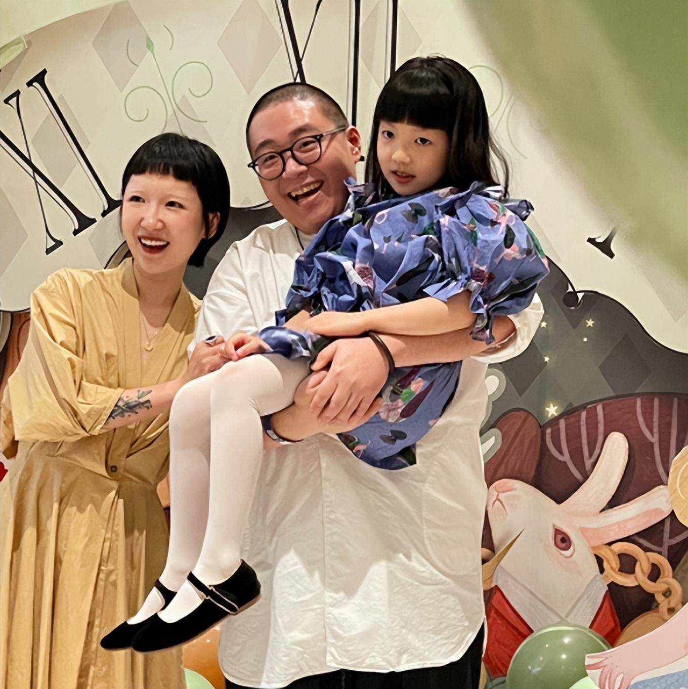 分离2年！郝劭文携二婚妻子与父母团聚，住所堆满杂物装修简单(郝劭文的老婆照片)
